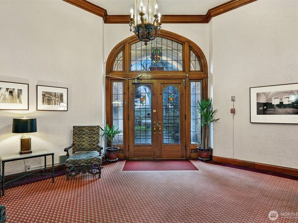 5810 Cowen Place NE 202, Seattle WA 98105