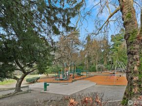 5810 Cowen Place NE 202, Seattle WA 98105