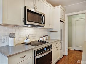 5810 Cowen Place NE 202, Seattle WA 98105