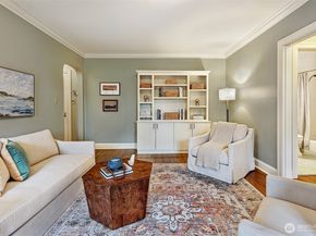 5810 Cowen Place NE 202, Seattle WA 98105