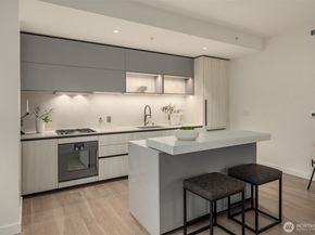 889 Avenue Square NE 311, Bellevue WA 98004