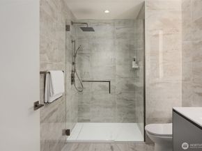 889 Avenue Square NE 311, Bellevue WA 98004