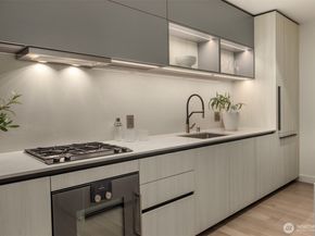 889 Avenue Square NE 311, Bellevue WA 98004