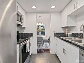 10418 NE 32nd Place C105, Bellevue WA 98004