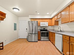 7912 170th Avenue NE 204, Redmond WA 98052