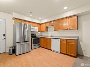 7912 170th Avenue NE 204, Redmond WA 98052