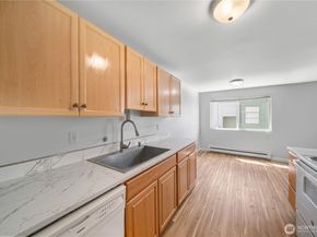 11556 Greenwood Avenue N 105, Seattle WA 98133