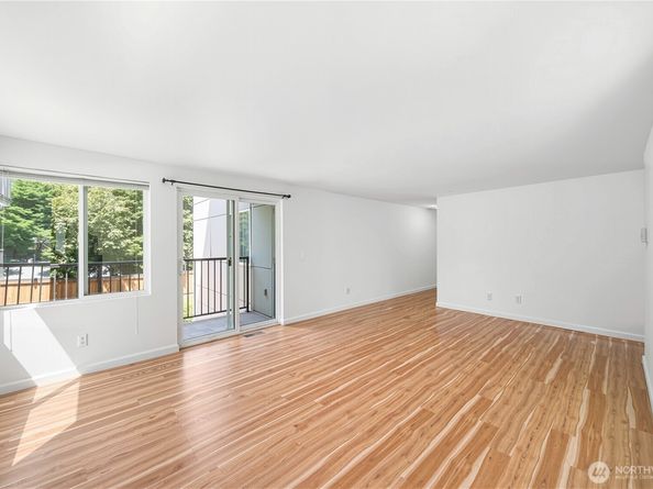 11556 Greenwood Avenue N 105, Seattle WA 98133