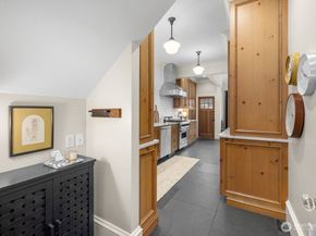 610 16th Avenue E, Seattle WA 98112