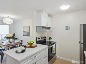2104 Alki Avenue SW 306, Seattle WA 98116