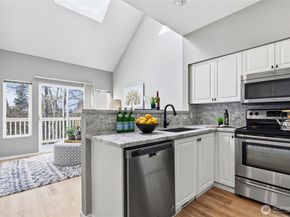 6649 SE Cougar Mountain Way, Bellevue WA 98006