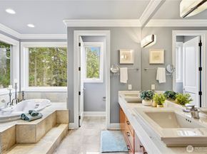 2 Crescent Key SE, Bellevue WA 98006