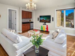 2 Crescent Key SE, Bellevue WA 98006