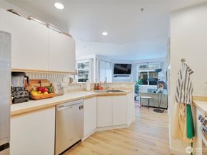 23519 55th Avenue S 121, Kent WA 98032