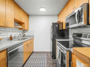 4111 Whitman Avenue N 402, Seattle WA 98103