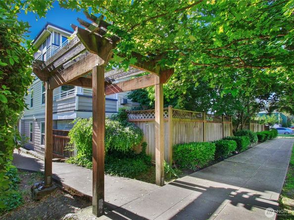 10549 Stone Ave Avenue N 103, Seattle WA 98133
