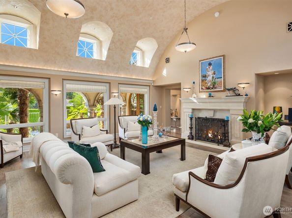 1322 91st Avenue NE, Clyde Hill WA 98004