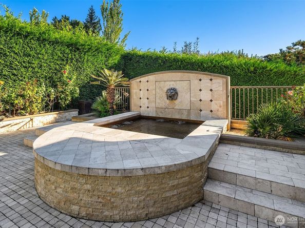 1322 91st Avenue NE, Clyde Hill WA 98004