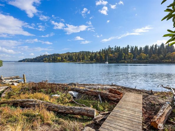 10403 NE Seaborn Road, Bainbridge Island WA 98110