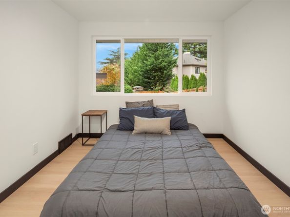 10045 NE 15th Street, Bellevue WA 98004