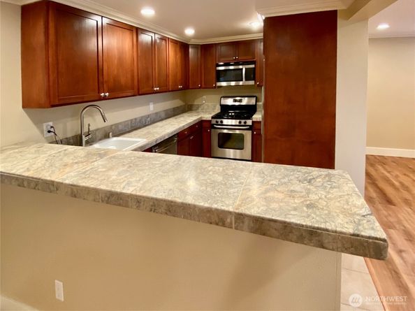 400 NE 50th Street, Seattle WA 98105
