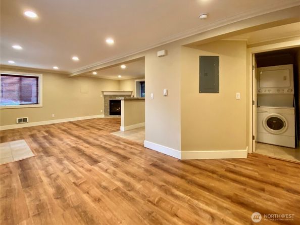 400 NE 50th Street, Seattle WA 98105