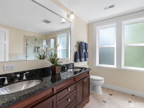 400 NE 50th Street, Seattle WA 98105