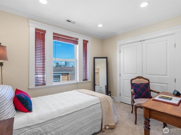 400 NE 50th Street, Seattle WA 98105