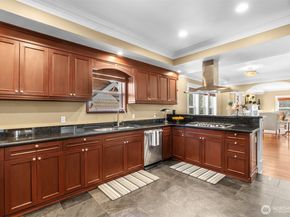 400 NE 50th Street, Seattle WA 98105