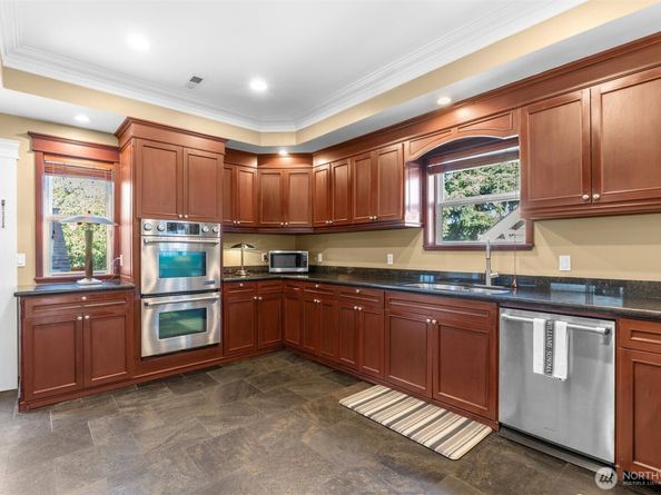 400 NE 50th Street, Seattle WA 98105
