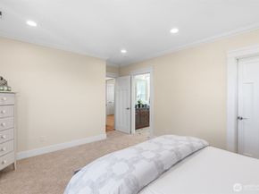 400 NE 50th Street, Seattle WA 98105