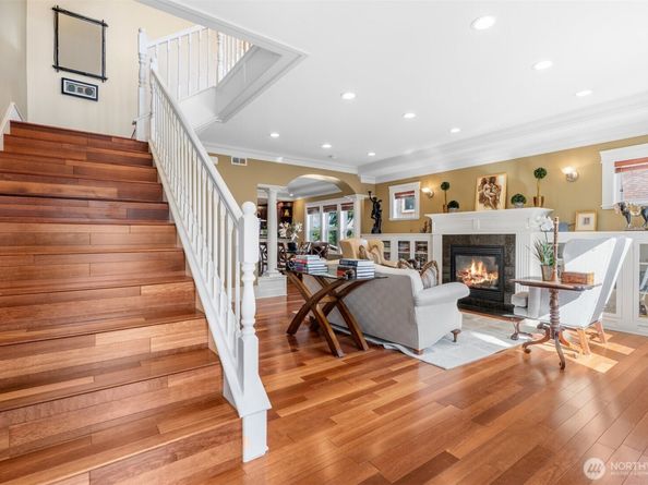 400 NE 50th Street, Seattle WA 98105