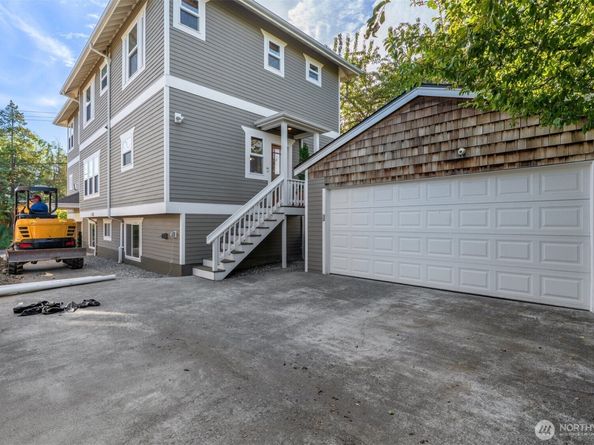 400 NE 50th Street, Seattle WA 98105