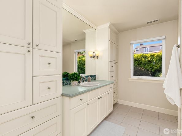 2631 38th Avenue W, Seattle WA 98199