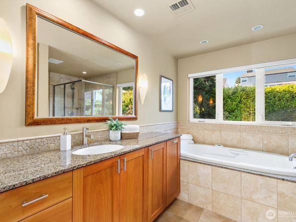 2631 38th Avenue W, Seattle WA 98199