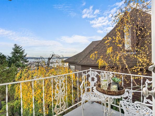 1820 W Magnolia Way W, Seattle WA 98199