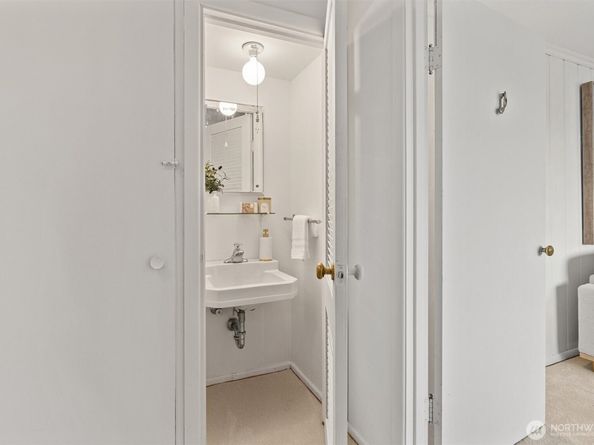 1820 W Magnolia Way W, Seattle WA 98199