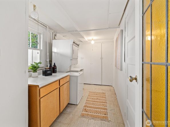 1820 W Magnolia Way W, Seattle WA 98199