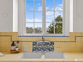 1820 W Magnolia Way W, Seattle WA 98199