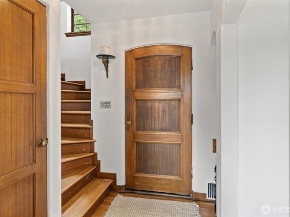 1820 W Magnolia Way W, Seattle WA 98199