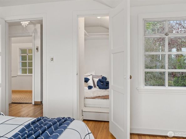 1820 W Magnolia Way W, Seattle WA 98199