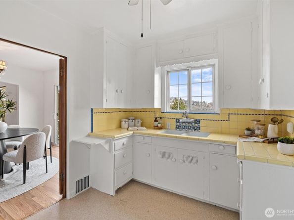 1820 W Magnolia Way W, Seattle WA 98199