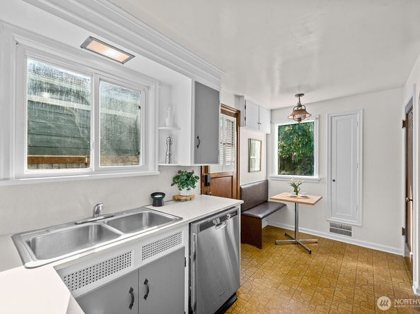 3021 37th Avenue SW, Seattle WA 98126