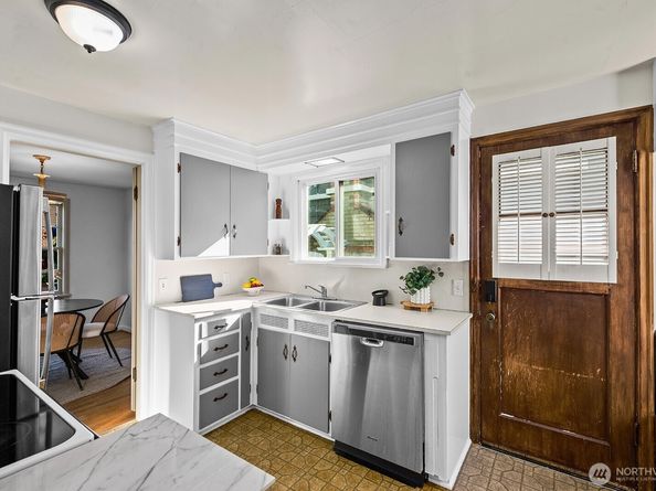 3021 37th Avenue SW, Seattle WA 98126