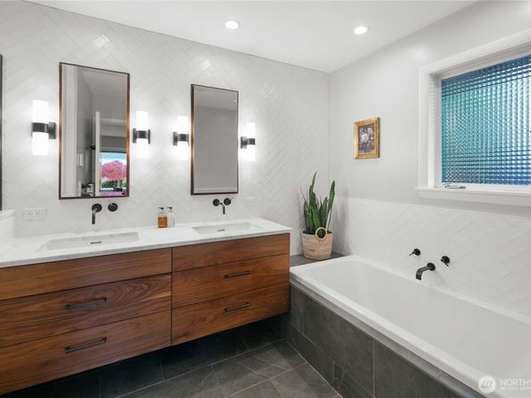 10528 15th Avenue NW, Seattle WA 98177