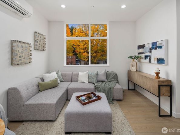 546 S Cloverdale Street B, Seattle WA 98108