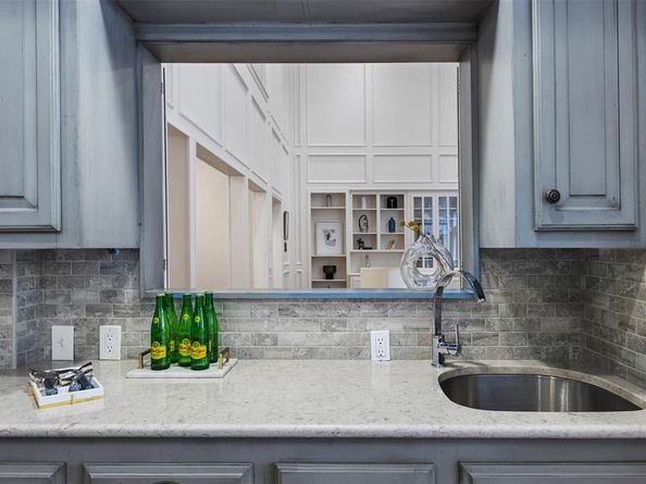 7  Queensview Court , Dallas Texas 75225