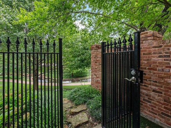 7  Queensview Court , Dallas Texas 75225