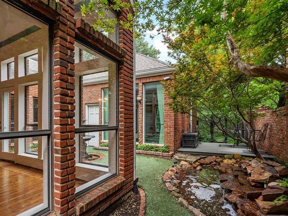 7  Queensview Court , Dallas Texas 75225