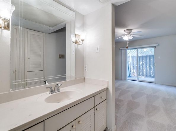 5833  Copperwood Lane  1131, Dallas Texas 75248